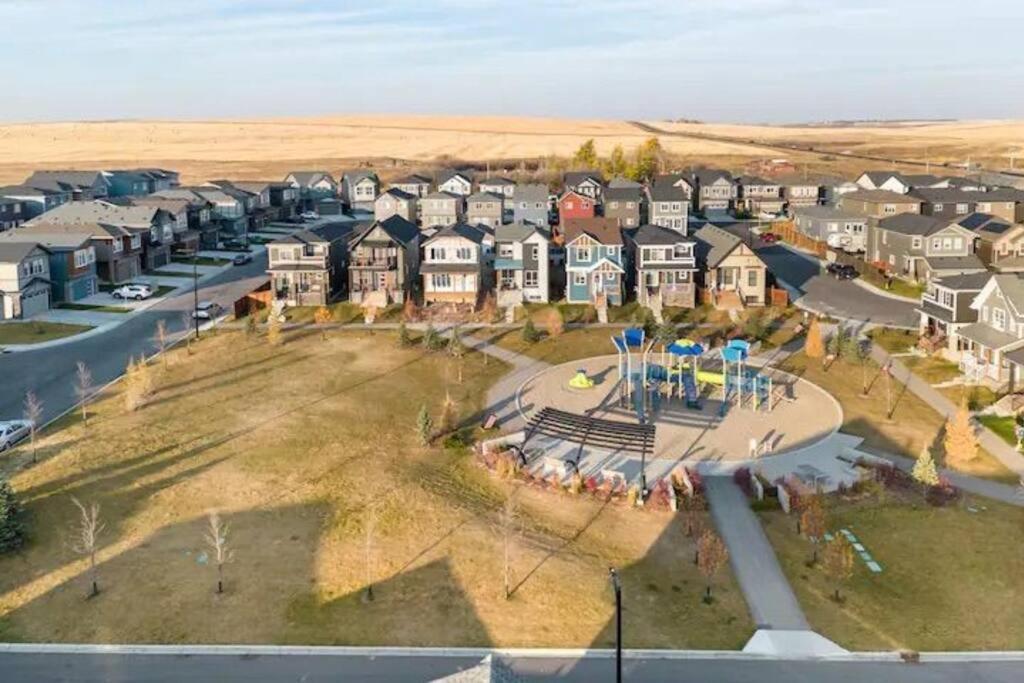 Cozy Suites In Calgary Area Balzac Экстерьер фото