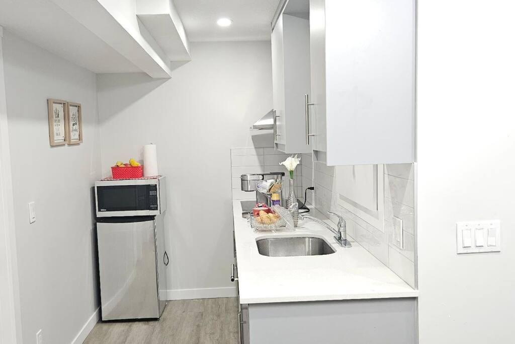 Cozy Suites In Calgary Area Balzac Экстерьер фото