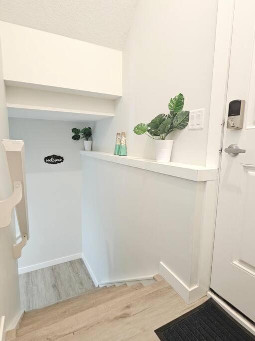 Cozy Suites In Calgary Area Balzac Экстерьер фото