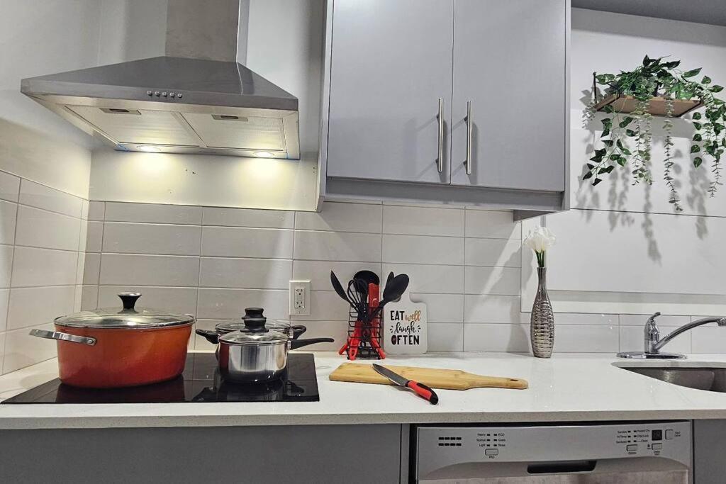 Cozy Suites In Calgary Area Balzac Экстерьер фото