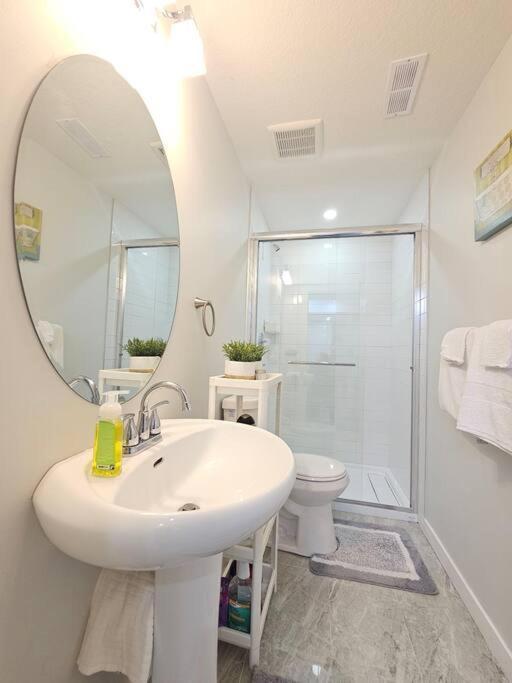 Cozy Suites In Calgary Area Balzac Экстерьер фото