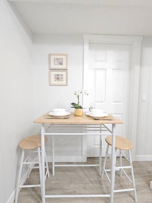 Cozy Suites In Calgary Area Balzac Экстерьер фото